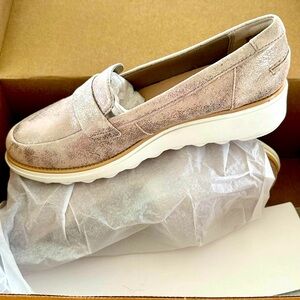 Clark’s gold/silver loafer new